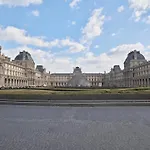 Louvre 1-Min Walk Elegant Studio